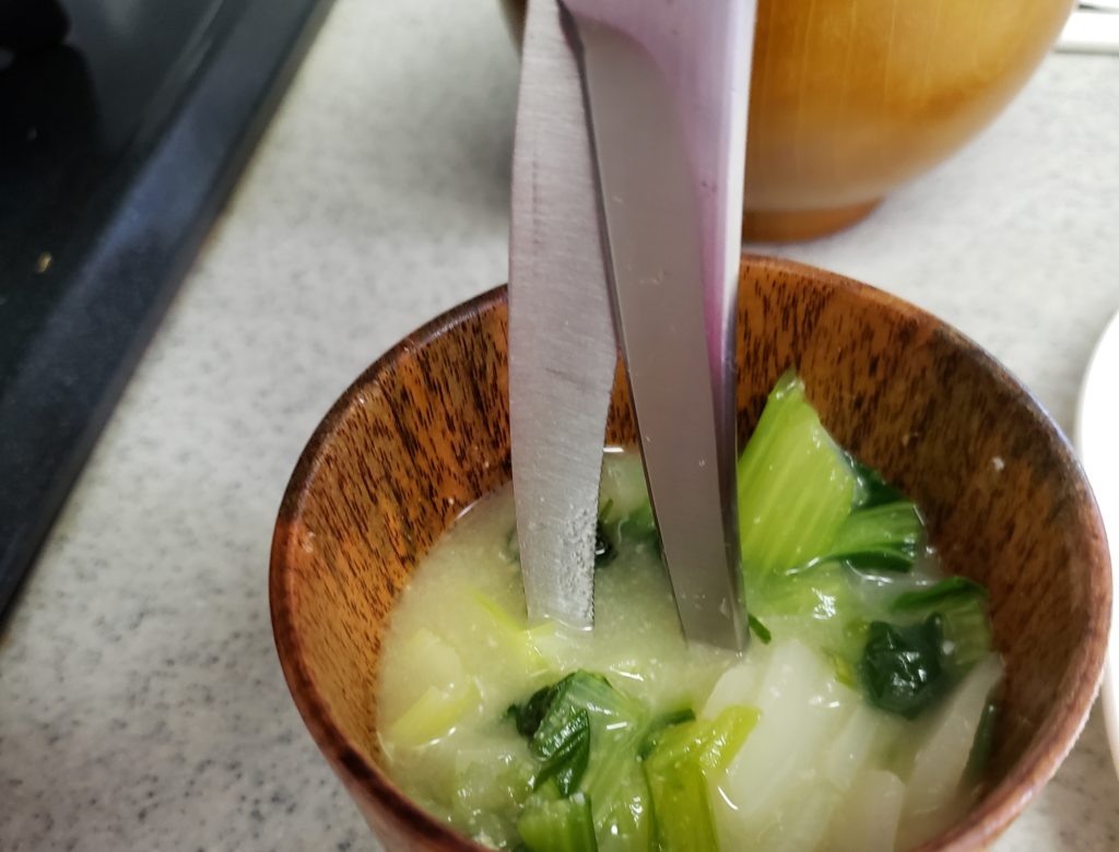 貝印の関孫六キッチンバサミで離乳食を刻む